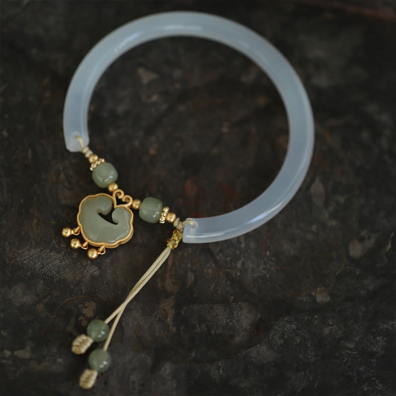 Glückverheißendes Chalcedon-Hetian-Jade-Silber-Ruyi-Lock-Manschettenarmband