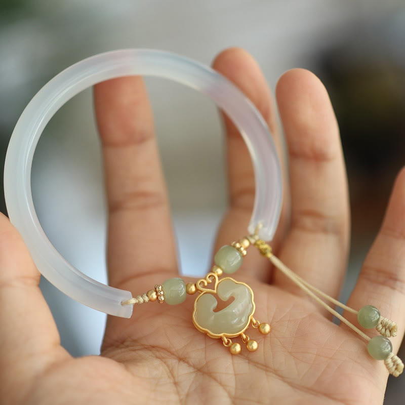 Glückverheißendes Chalcedon-Hetian-Jade-Silber-Ruyi-Lock-Manschettenarmband