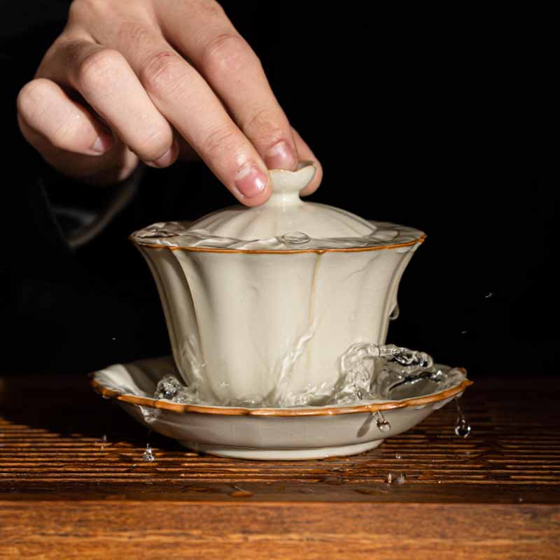 Beigefarbenes Keramik-Gaiwan mit Pflaumenblüten-Design, 120 ml Teeservice