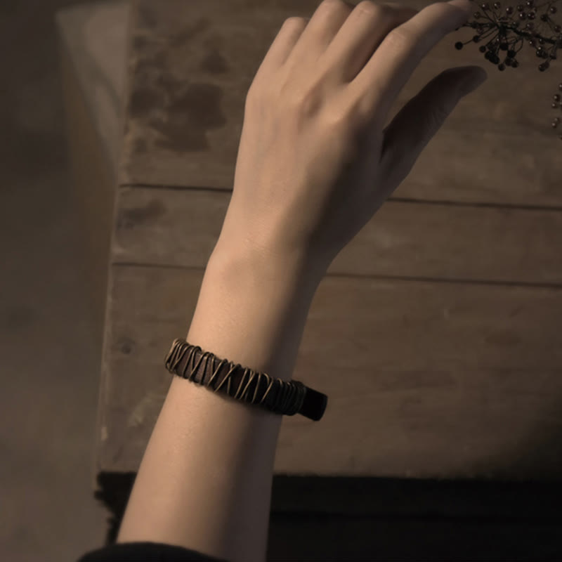 Schwarzes Lederarmband mit Kupferdraht-Wickelarmband für spirituelle Balance