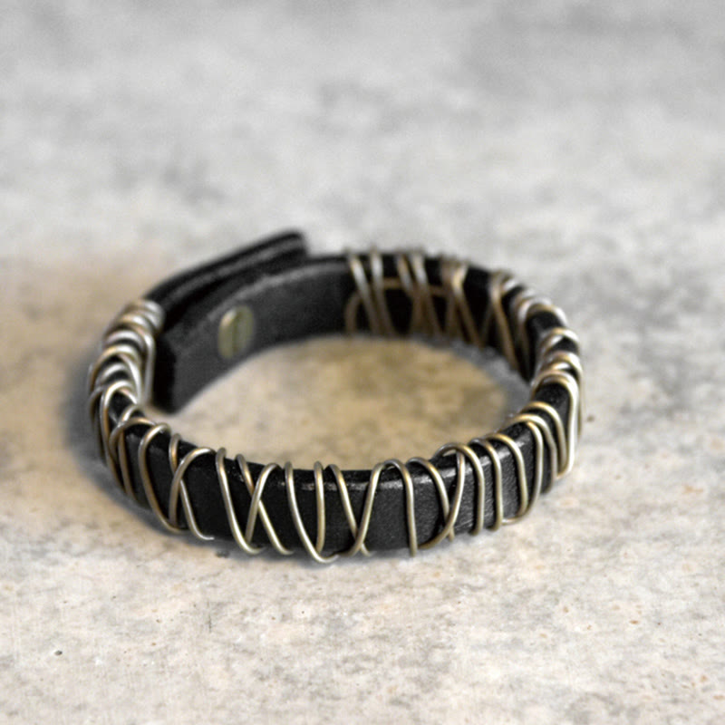 Schwarzes Lederarmband mit Kupferdraht-Wickelarmband für spirituelle Balance