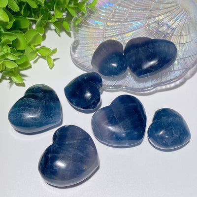 Blaue Fluorit-Kristallherzen, 3,3–5,1 cm, Heilschnitzereien