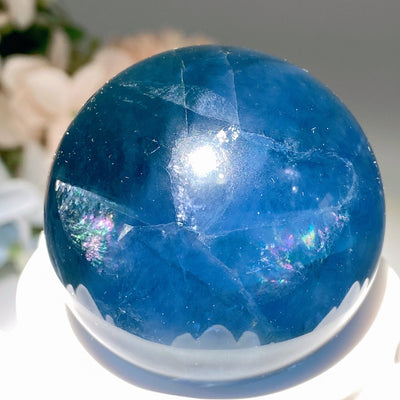 Blaue Fluorit-Kristallkugel, 3,8–5,1 cm, Heilkugel