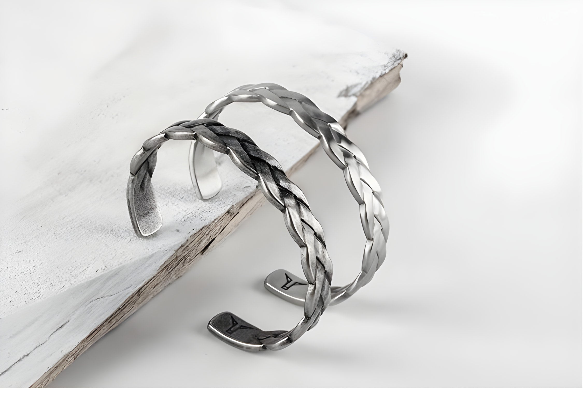 Geflochtenes Lederarmband mit Tigerauge-Anhänger