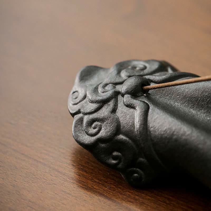 Keramik-Räuchergefäß mit Buddha-Hand, glückverheißenden Wolken und Segen