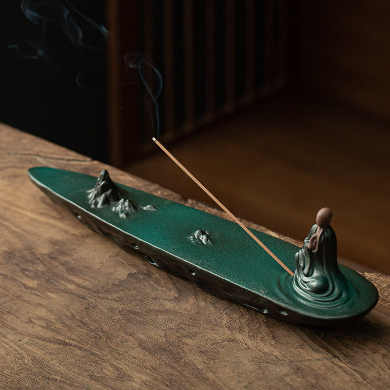 Keramik-Räuchergefäß mit Buddha-Mönch | 26–32 cm, handgefertigtes Dekor