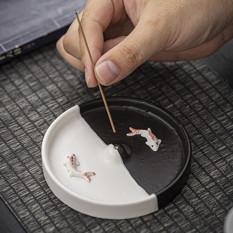 Räuchergefäß aus Keramik mit Koi-Fischen für spirituelle Heilmeditation