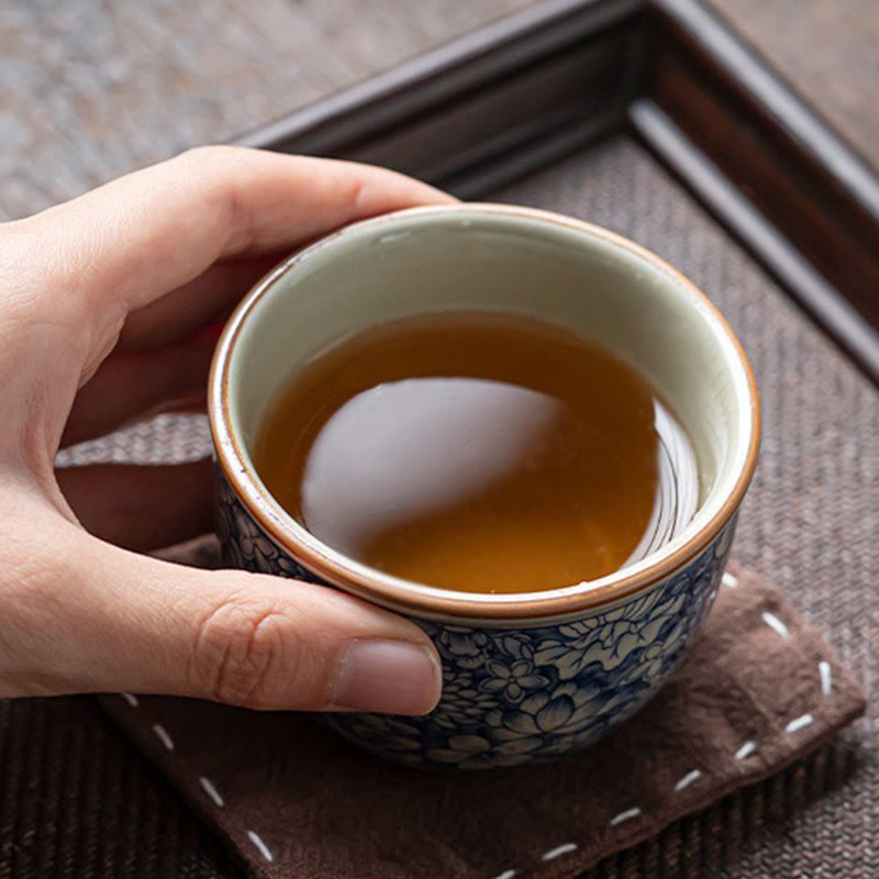 Zen-Teetasse aus Keramik mit blauem Lotus- und Chrysanthemen-Design, 95 ml
