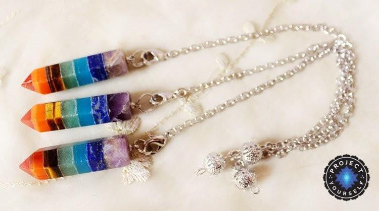 Chakra-Ausgleichspendel mit Edelsteinkristallen