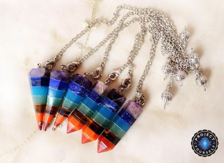 Chakra-Ausgleichspendel mit Edelsteinkristallen