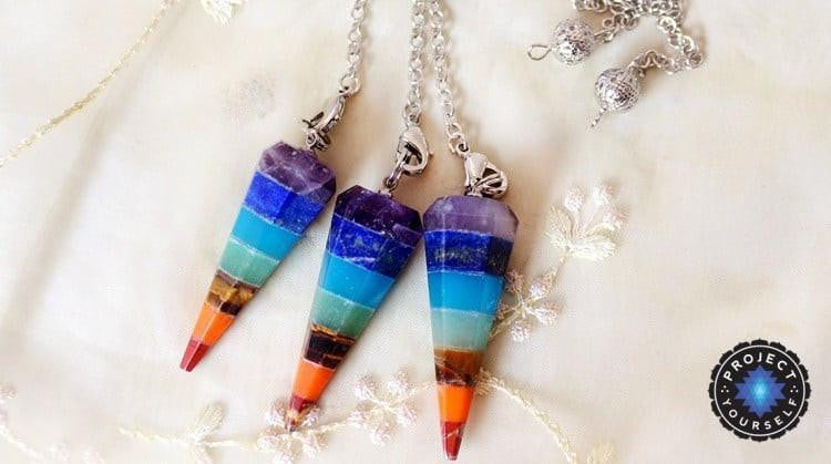 Chakra-Ausgleichspendel mit Edelsteinkristallen
