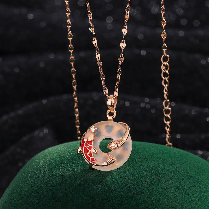 Halskette mit Koi-Fisch aus Chalcedon und Peace-Schnalle aus Sterlingsilber