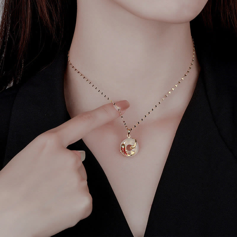 Halskette mit Koi-Fisch aus Chalcedon und Peace-Schnalle aus Sterlingsilber