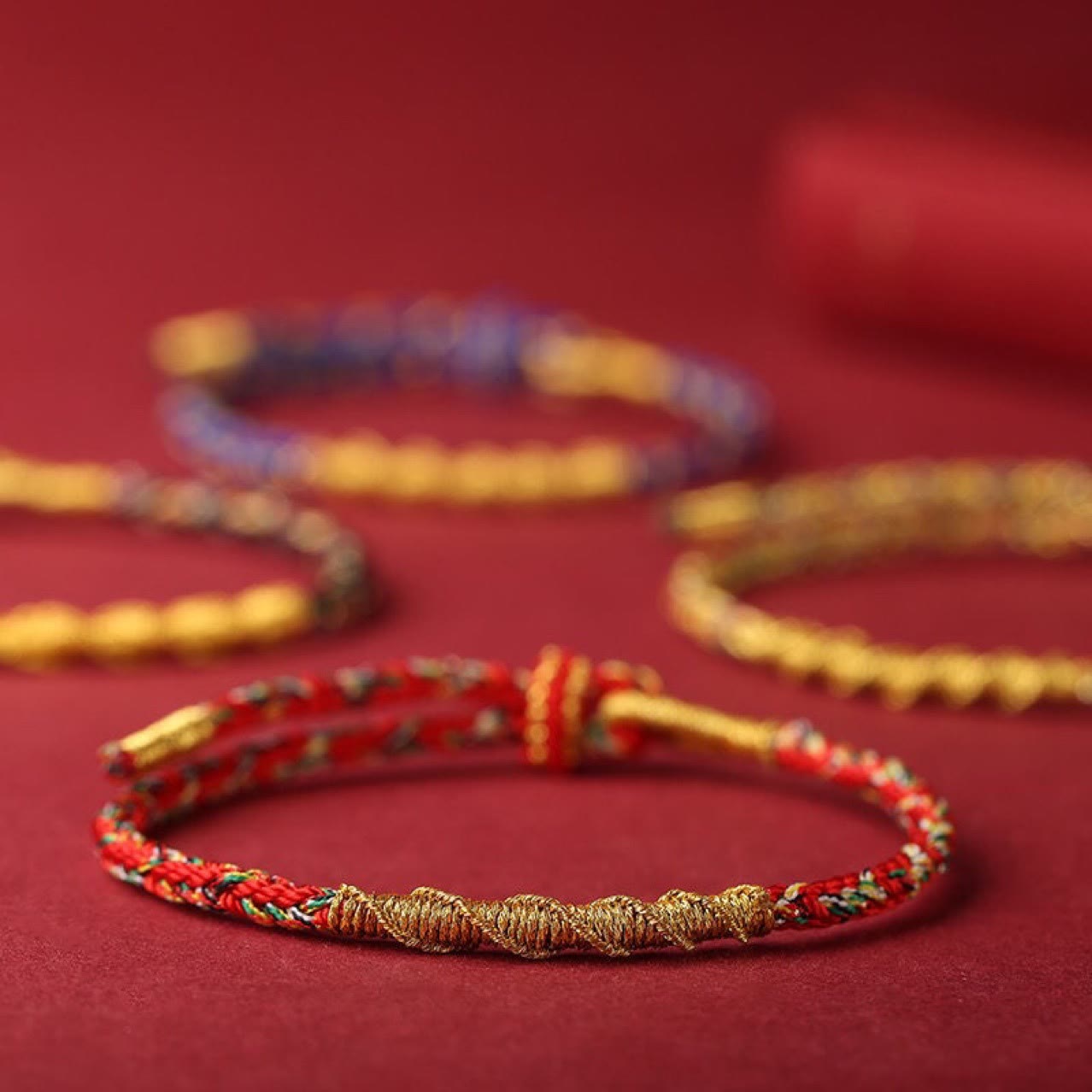 Geflochtenes Schnurarmband mit chinesischem Sternzeichen