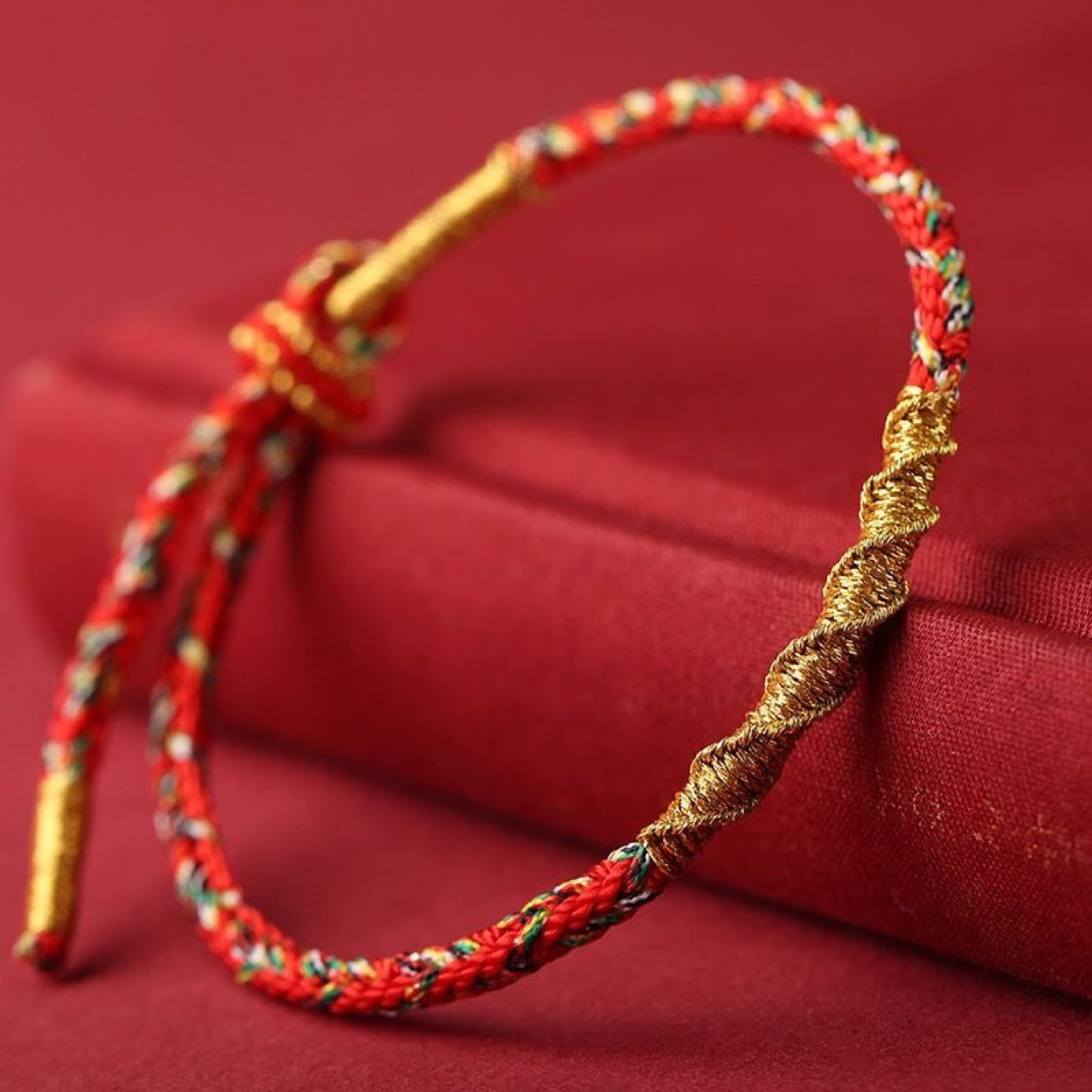 Geflochtenes Schnurarmband mit chinesischem Sternzeichen