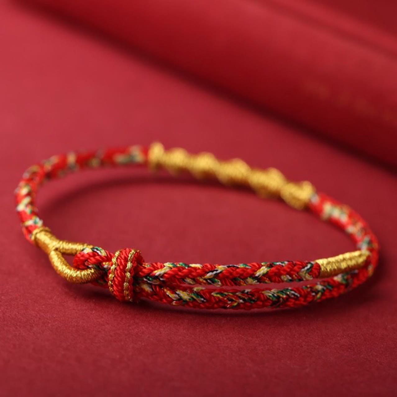 Geflochtenes Schnurarmband mit chinesischem Sternzeichen