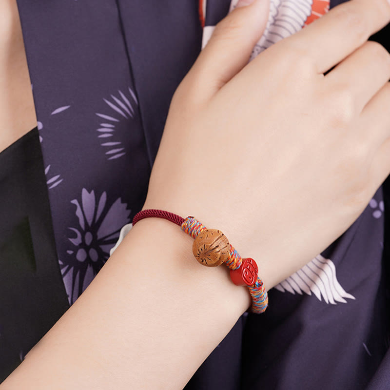 Chinesisches Sternzeichen-Armband mit roter Schnur, Pfirsichkern, Zinnober, Glücksbringer