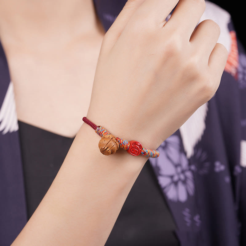 Chinesisches Sternzeichen-Armband mit roter Schnur, Pfirsichkern, Zinnober, Glücksbringer