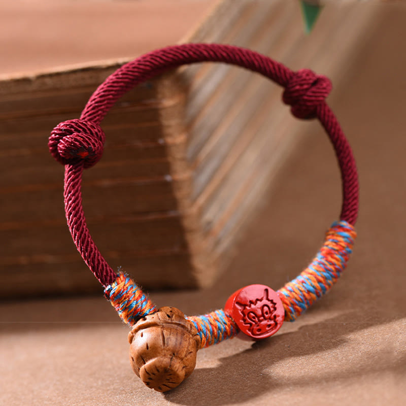 Chinesisches Sternzeichen-Armband mit roter Schnur, Pfirsichkern, Zinnober, Glücksbringer