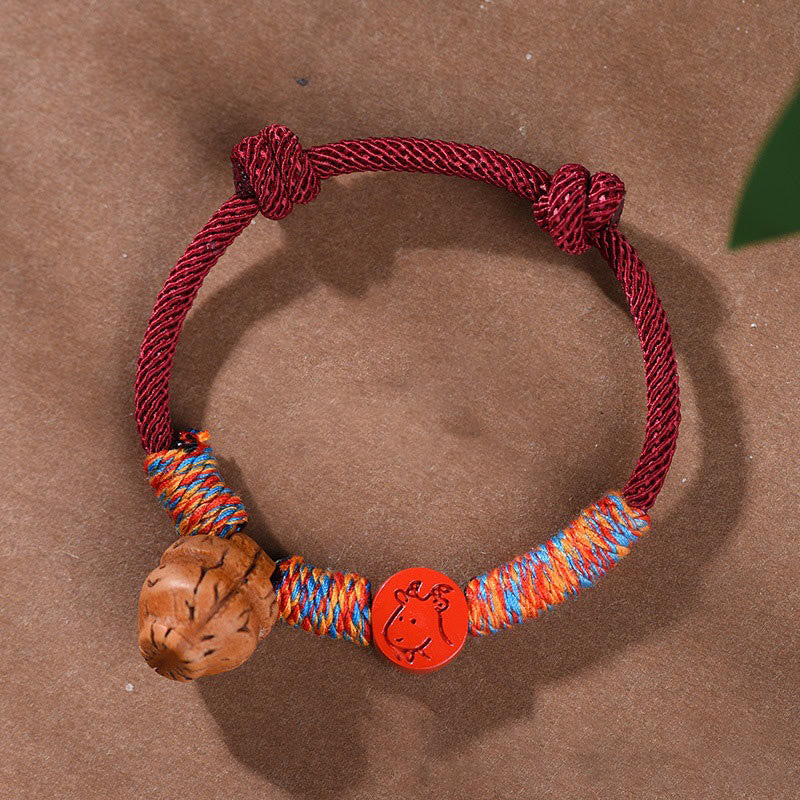 Chinesisches Sternzeichen-Armband mit roter Schnur, Pfirsichkern, Zinnober, Glücksbringer