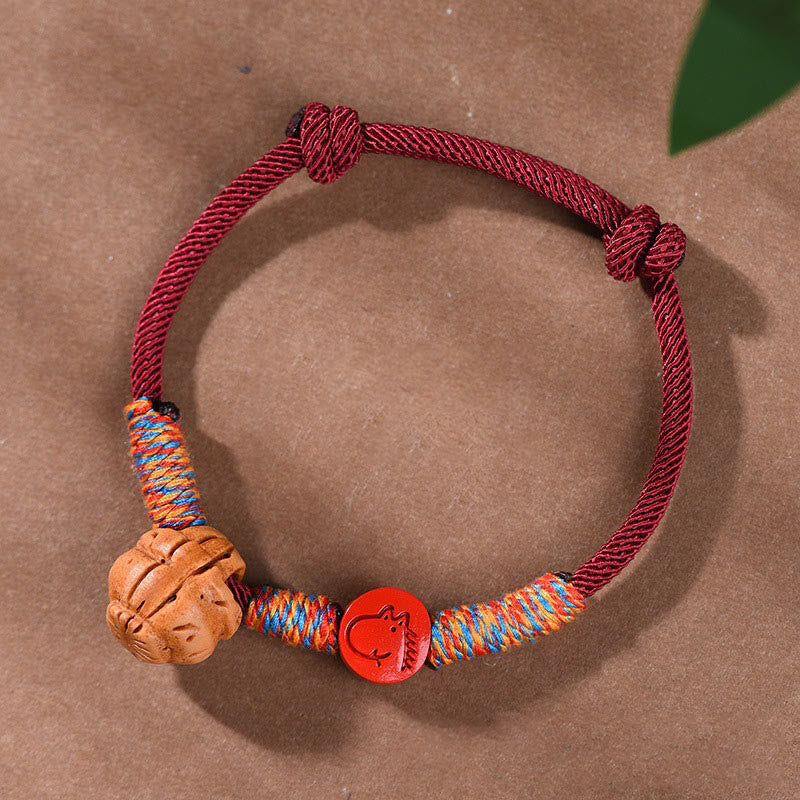 Chinesisches Sternzeichen-Armband mit roter Schnur, Pfirsichkern, Zinnober, Glücksbringer
