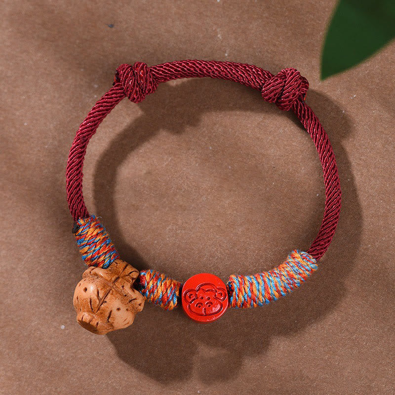 Chinesisches Sternzeichen-Armband mit roter Schnur, Pfirsichkern, Zinnober, Glücksbringer