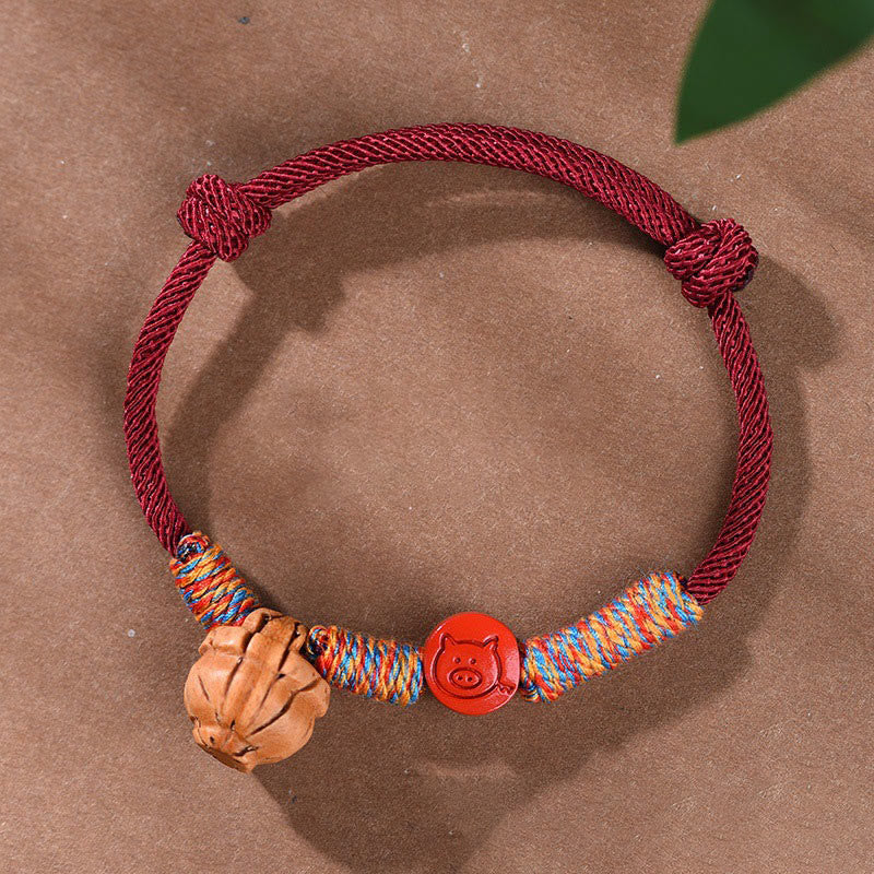 Chinesisches Sternzeichen-Armband mit roter Schnur, Pfirsichkern, Zinnober, Glücksbringer
