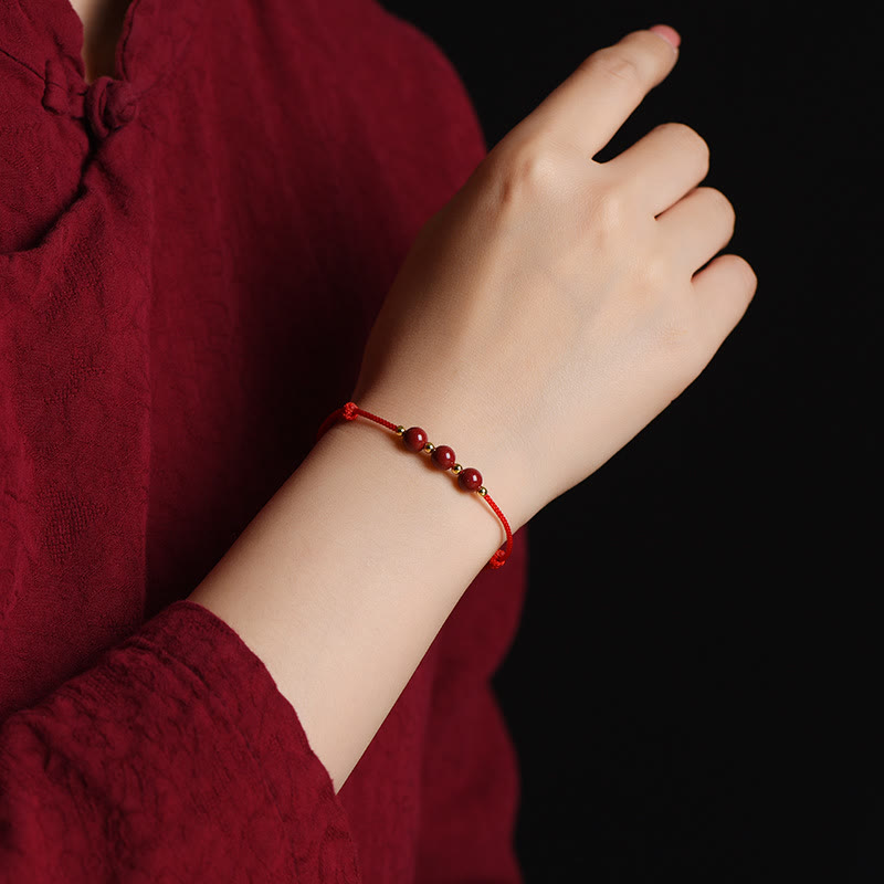 Zinnoberarmband und Fußkettchen mit Glücksbringerschnur