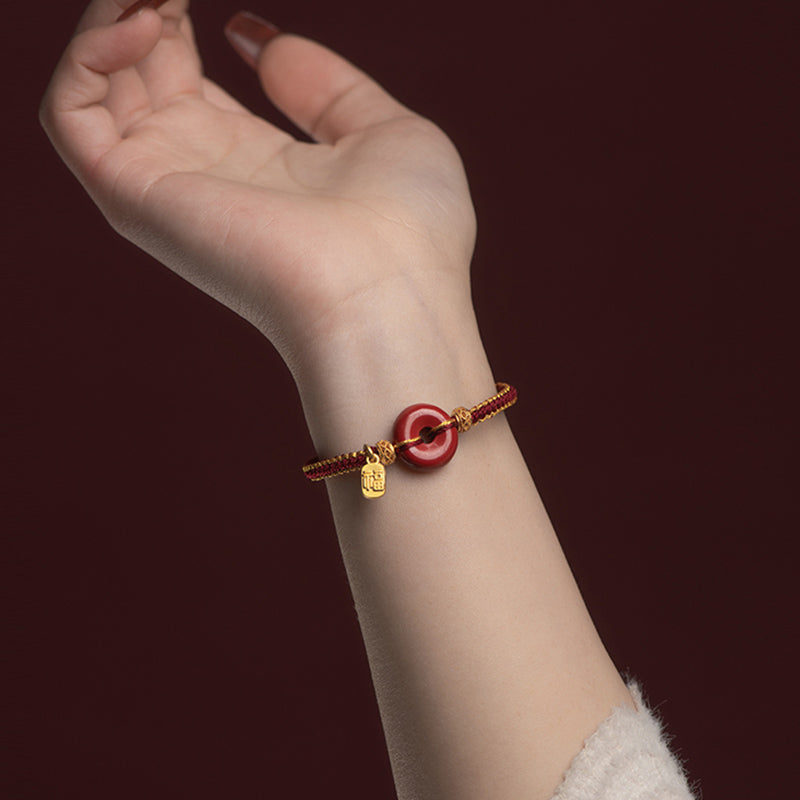 Geflochtenes Zinnoberarmband mit Peace-Schnalle und Fu-Anhänger