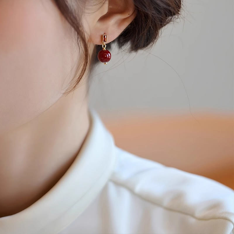 Zinnober-Ohrringe, 925er Silberpfosten und 14-karätige Goldperlen