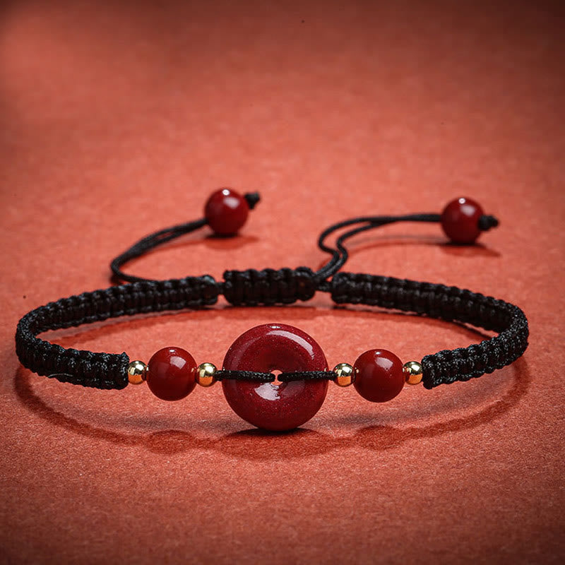 Zinnober-Armband mit Friedensschnalle und roter Schnur für Schutz und Segen