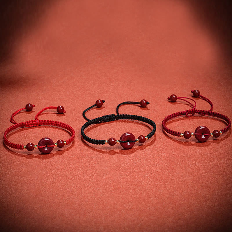 Zinnober-Armband mit Friedensschnalle und roter Schnur für Schutz und Segen