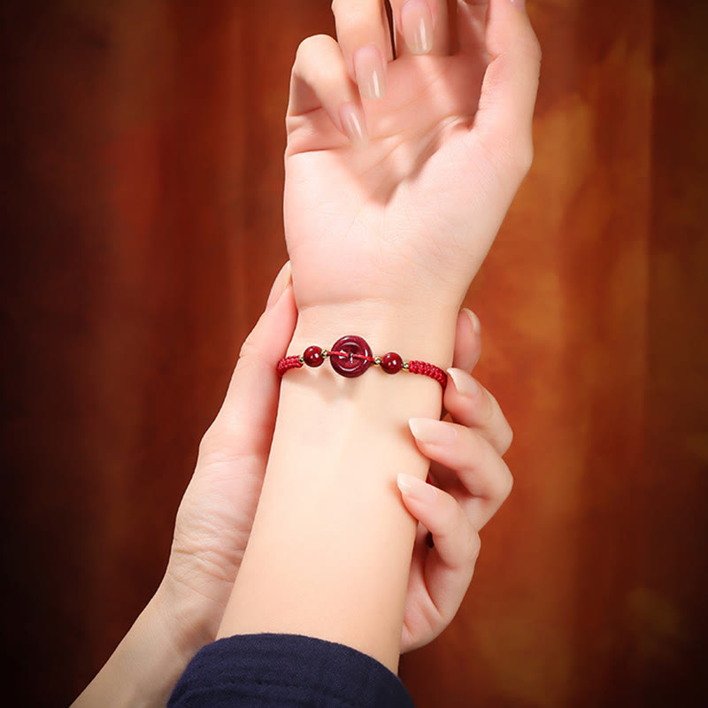 Zinnober-Armband mit Friedensschnalle und roter Schnur für Schutz und Segen
