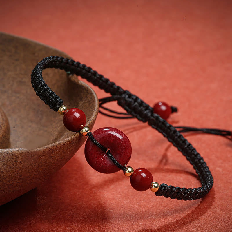 Zinnober-Armband mit Friedensschnalle und roter Schnur für Schutz und Segen