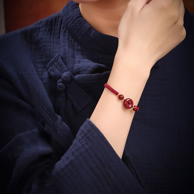 Zinnober-Armband mit Friedensschnalle und roter Schnur für Schutz und Segen