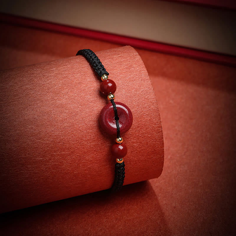 Zinnober-Armband mit Friedensschnalle und roter Schnur für Schutz und Segen
