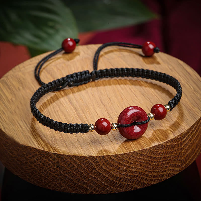 Zinnober-Armband mit Friedensschnalle und roter Schnur für Schutz und Segen