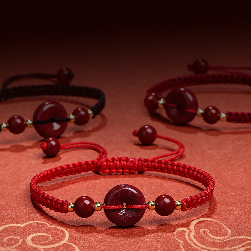 Zinnober-Armband mit Friedensschnalle und roter Schnur für Schutz und Segen