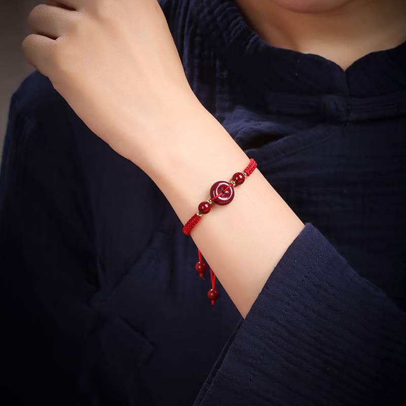 Zinnober-Armband mit Friedensschnalle und roter Schnur für Schutz und Segen