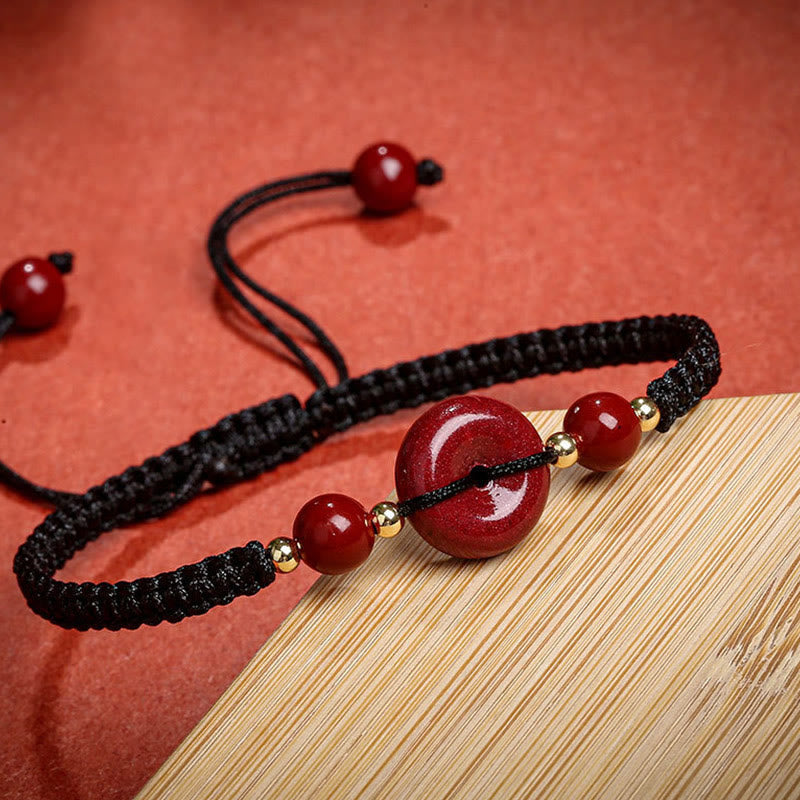 Zinnober-Armband mit Friedensschnalle und roter Schnur für Schutz und Segen