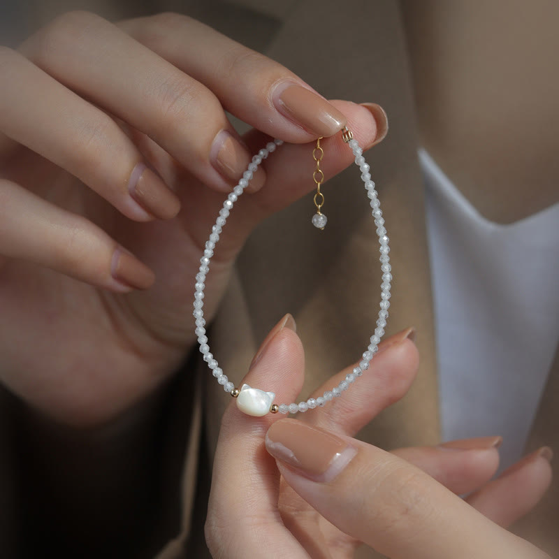 Armband aus Bergkristall mit weißem Kristall und 14 Karat vergoldetem Heilkatzen-Anhänger