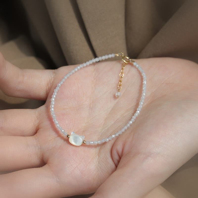 Armband aus Bergkristall mit weißem Kristall und 14 Karat vergoldetem Heilkatzen-Anhänger