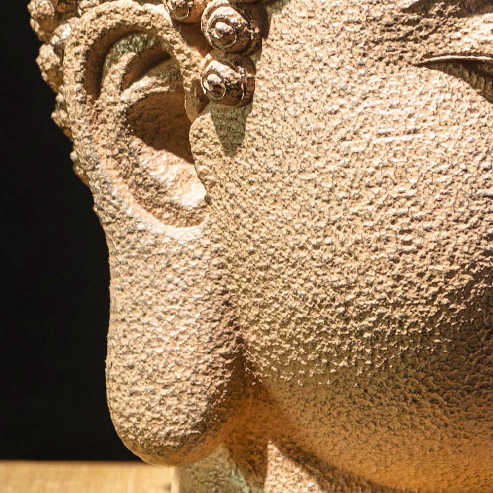 Meditierende Buddha-Statue aus Kunstharz mit geschlossenen Augen – 42 cm