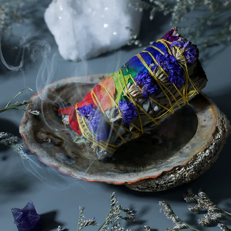 Buntes Räucherstäbchen-Set mit Gänseblümchen und roten Rosen für die Reinigung zu Hause
