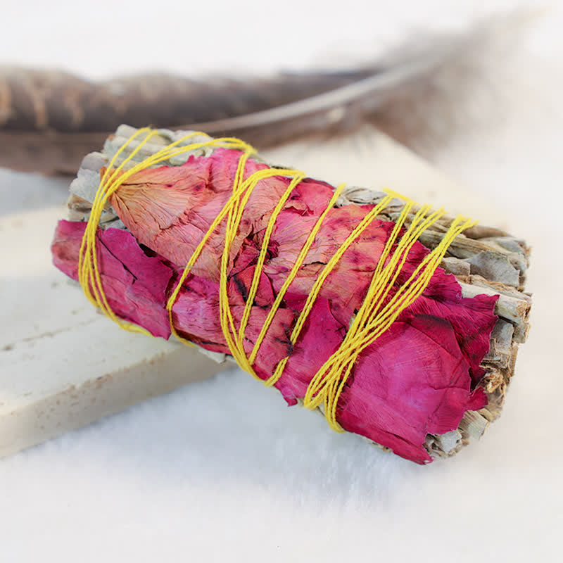 Buntes Räucherstäbchen-Set mit Gänseblümchen und roten Rosen für die Reinigung zu Hause