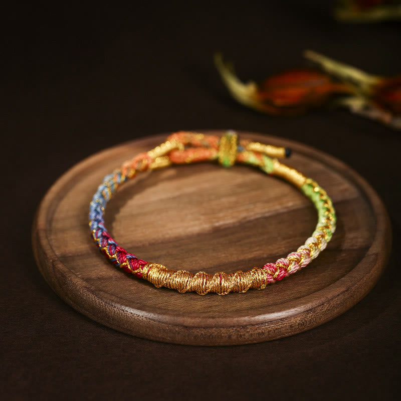 Buntes Goldfaden-Armband mit tibetischem Drachenschuppenknoten und roter Schnur