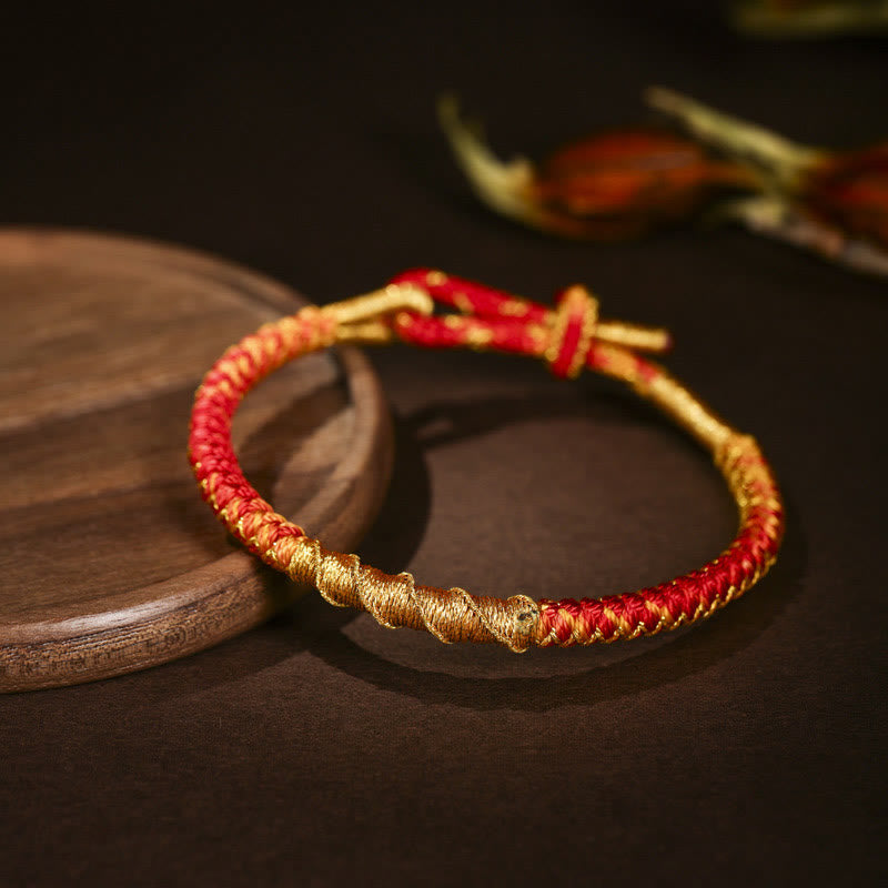 Buntes Goldfaden-Armband mit tibetischem Drachenschuppenknoten und roter Schnur