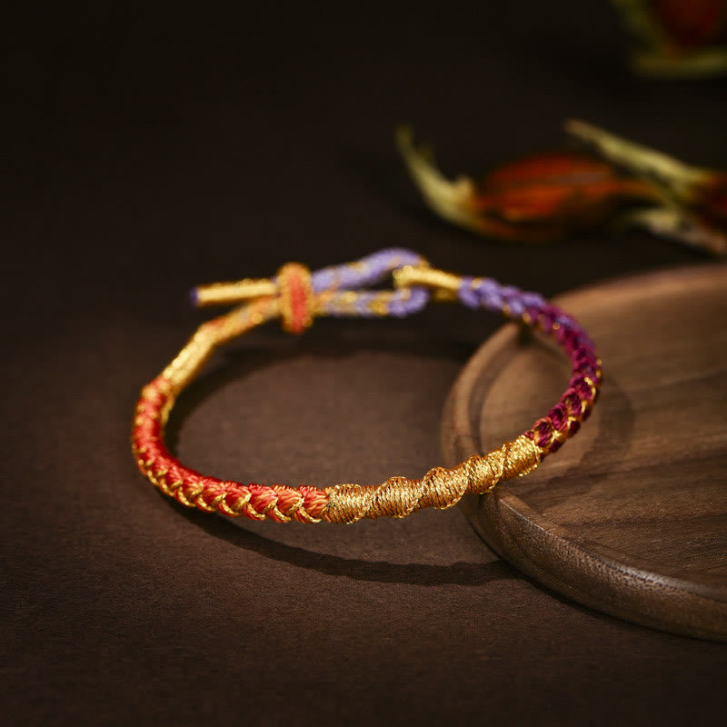 Buntes Goldfaden-Armband mit tibetischem Drachenschuppenknoten und roter Schnur