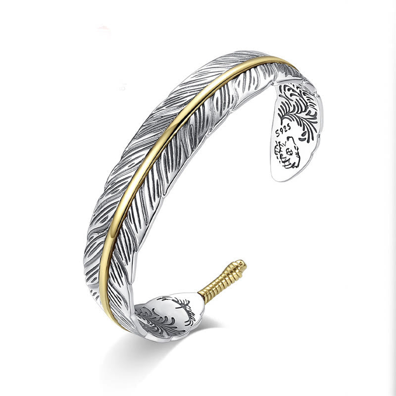 Manschettenarmband mit geschnitztem Kupferfedermuster und Glücksbringer