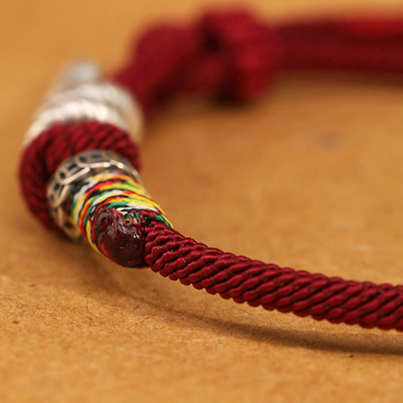 Dunkelrotes 14–17 cm großes Sterlingsilber-Armband mit Schlangenmünze und roter Schnur